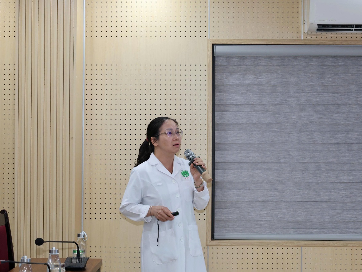 BSCKII. Nguyễn Thị Mận, Phụ trách phòng TCCB báo cáo sơ kết công tác Tổ chức cán bộ